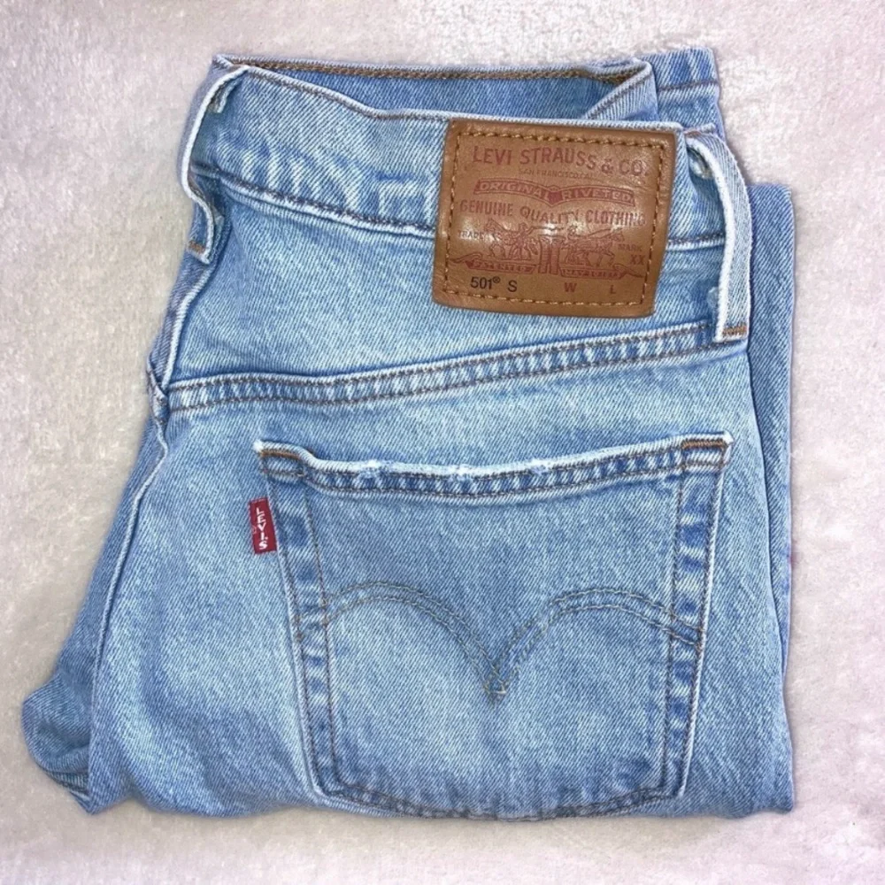 Levi’s 501 high-waisted light-wash distressed jeans. 💙 - Picture 7 of 7